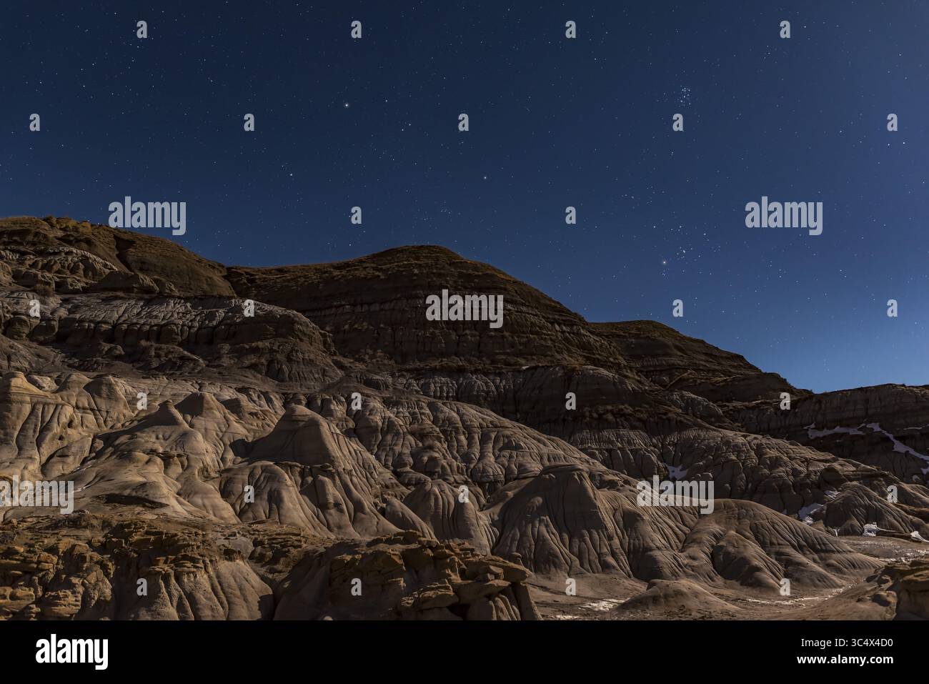 30 novembre 2017 - Canada - Auriga (a sinistra) e Toro (a destra) che sorgono al chiaro di luna presso gli Hoodoos vicino a Drumheller, Alberta. L'illuminazione proviene dalla luna gibbosa cerata. Si tratta di una pila di 4 esposizioni da terra per uniformare il rumore, e una per il cielo, tutte 10 secondi a f/2,8 con l'obiettivo da 24 mm e Nikon D750 a ISO 800. (Immagine di credito: © Alan Dyer / Vwpics/VW Pics tramite cavo ZUMA) Foto Stock