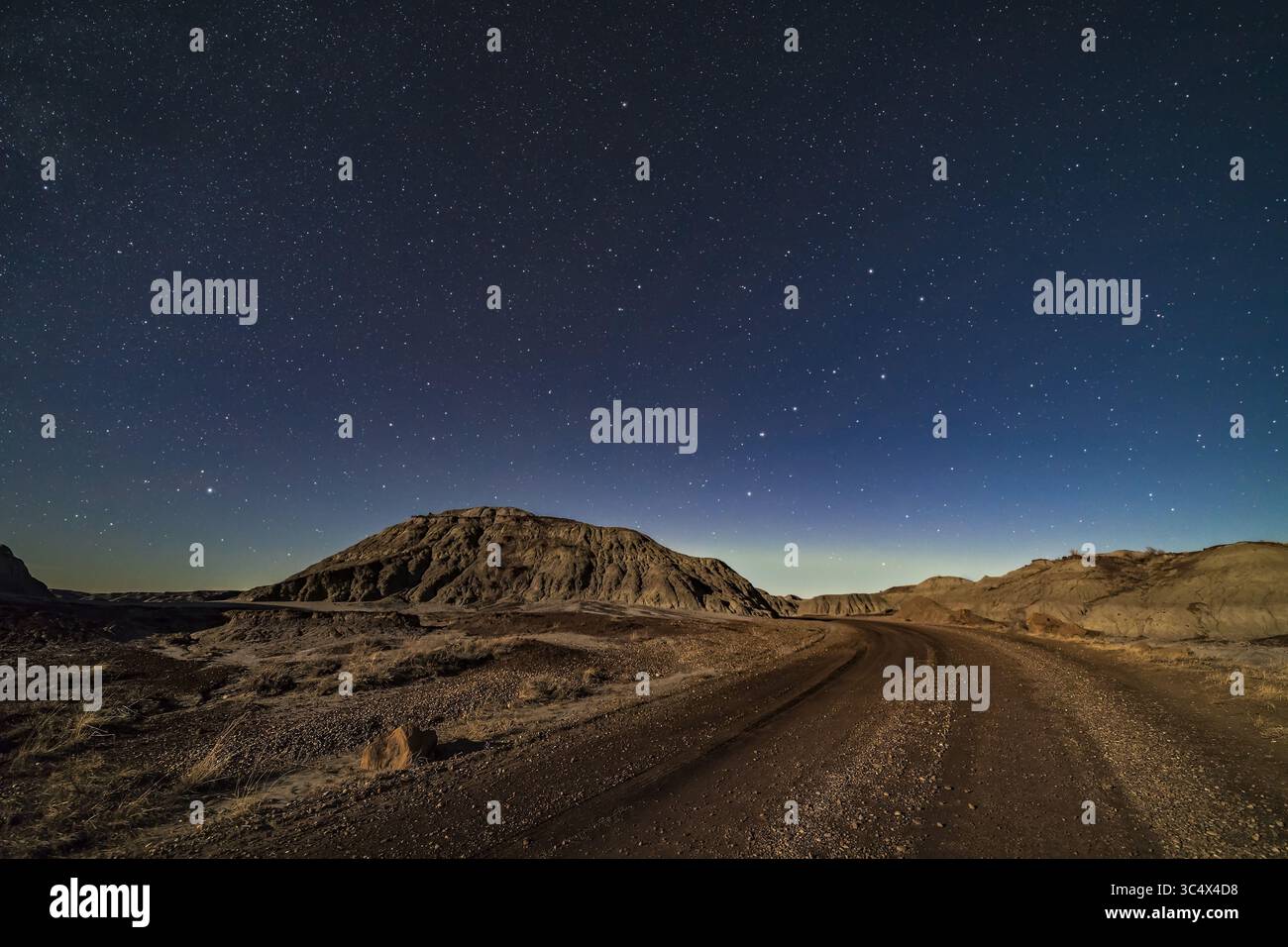 28 novembre 2017 - Albert, Canada - Un paesaggio notturno al chiaro di luna della strada ad anello di Badlands nel Dinosaur Provincial Park, che scaturisce verso il Big Dipper nel cielo settentrionale. Vega si sta spostando all'estrema sinistra. Polaris è al centro in alto. La luce proviene dalla luna cerata di 8 giorni. ..Una pila di esposizioni da 6 x 15 secondi si traduce in un rumore uniforme per il terreno e in un'esposizione singola di 15 secondi per il cielo, il tutto a f/2,5 con l'obiettivo Rokinon da 14 mm e Canon 6D MkII a ISO 2000. (Immagine di credito: © Alan Dyer / Vwpics/VW Pics tramite cavo ZUMA) Foto Stock