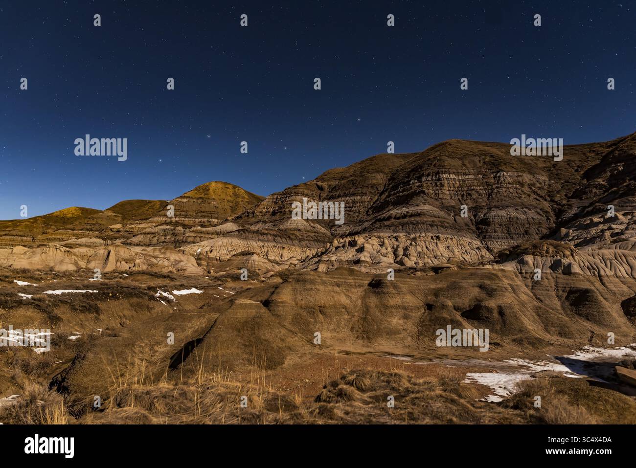 30 novembre 2017 - Albert, Canada - The Big Dipper si tuffa sotto le colline di Badland in una serata di fine autunno o inizio inverno presso gli Hoodoos nella valle del Red Deer River vicino a Drumheller, Alberta. L'illuminazione proviene dalla luna gibbosa cerata. ..Una pila di 4 esposizioni per il terreno per uniformare il rumore e una singola esposizione per il cielo, tutte 10 secondi a f/2,8 con l'obiettivo da 24 mm e Nikon D750 a ISO 800. (Immagine di credito: © Alan Dyer / Vwpics/VW Pics tramite cavo ZUMA) Foto Stock