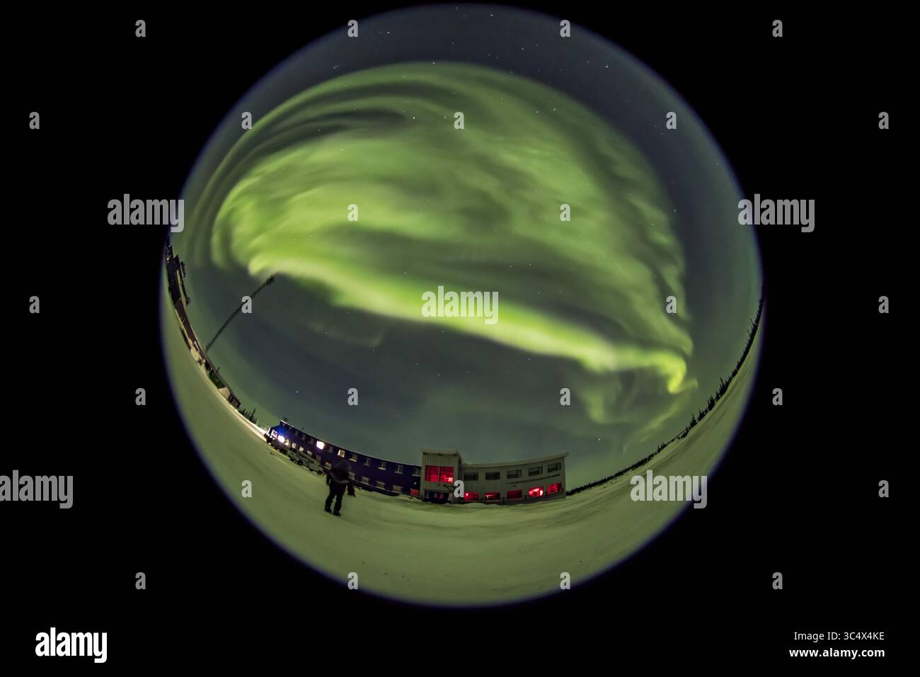 16 febbraio 2018 - Alberta, Canada - Una vista a occhio di pesce di un'aurora a cielo aperto il 16 febbraio 2018, sul Churchill Northern Studies Centre, a Churchill, Manitoba, con me in posa per un selfie di aurora in primo piano. Questo era con la lente fish-eye Sigma da 8 mm a f/3,5 e la Canon 6D MkII a ISO 3200. Il cielo è un'esposizione, mentre il terreno è una pila media combinata di 4 esposizioni per un rumore uniforme. Le esposizioni facevano parte di un time-lapse a 925 fotogrammi. (Immagine di credito: © Alan Dyer / Vwpics/VW Pics tramite cavo ZUMA) Foto Stock