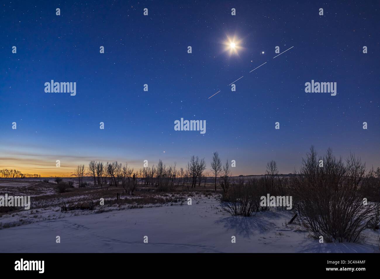 11 gennaio 2018 - Alberta, Canada - Un cielo mattutino affollato, con la luna crescente che si affievolisce sopra l'accoppiamento di Marte (a sinistra) e Giove (a destra), con la stazione spaziale che strizza di sotto in quattro esposizioni. La Luna e i pianeti sono in bilancia. A sinistra del centro, Antares e le stelle dello Scorpio stanno appena sorgendo al crepuscolo dell'alba...questo era da casa l'11 gennaio 2018 circa alle 7 del mattino, con la temperatura di circa -30Â C, ma per fortuna poco vento. Si tratta di una pila di quattro esposizioni per il terreno al rumore uniforme, una per il cielo, e altre tre per il cielo, ma mascherate per mostrare solo la ISS Foto Stock