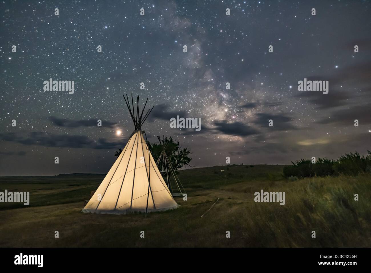 6 agosto 2018 - Alberta, Canada - Marte (a sinistra) e la via Lattea (a destra) su un singolo tipo (con un altro in costruzione sul retro) presso il sito dei due alberi del Grasslands National Park, Saskatchewan, 6 agosto 2018. Ho inserito una luce LED calda di basso livello all'interno del tipi per l'illuminazione. Si tratta di una pila di 6 esposizioni, medie combinate con un rumore uniforme, per il terreno, e un'esposizione non tracciata per il cielo, tutte 30 secondi a f/2,2 con l'obiettivo Sigma da 20 mm e Nikon D750 a ISO 3200. (Immagine di credito: © Alan Dyer / Vwpics/VW Pics tramite cavo ZUMA) Foto Stock