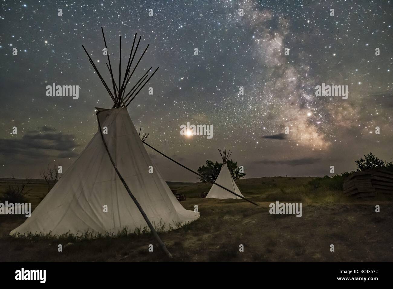 6 agosto 2018 - Alberta, Canada - Marte e la via Lattea sopra il Tipis presso l'area di due alberi del Grasslands National Park, Saskatchewan, il 6 agosto 2018. Alcune nuvole di luce hanno aggiunto la foschia e si illuminano sui pianeti e sulle stelle. L'illuminazione avviene tramite la luce stellare. Qui non c'è stata nessuna pittura leggera. Si tratta di una pila di 8 esposizioni per il terreno, media combinata con un rumore uniforme e una singola esposizione non tracciata per il cielo, tutte 30 secondi a f/2,8 con l'obiettivo Sigma da 20 mm e Nikon D750 a ISO 6400 con LENR attivato. (Immagine di credito: © Alan Dyer / Vwpics/VW Pics tramite cavo ZUMA) Foto Stock