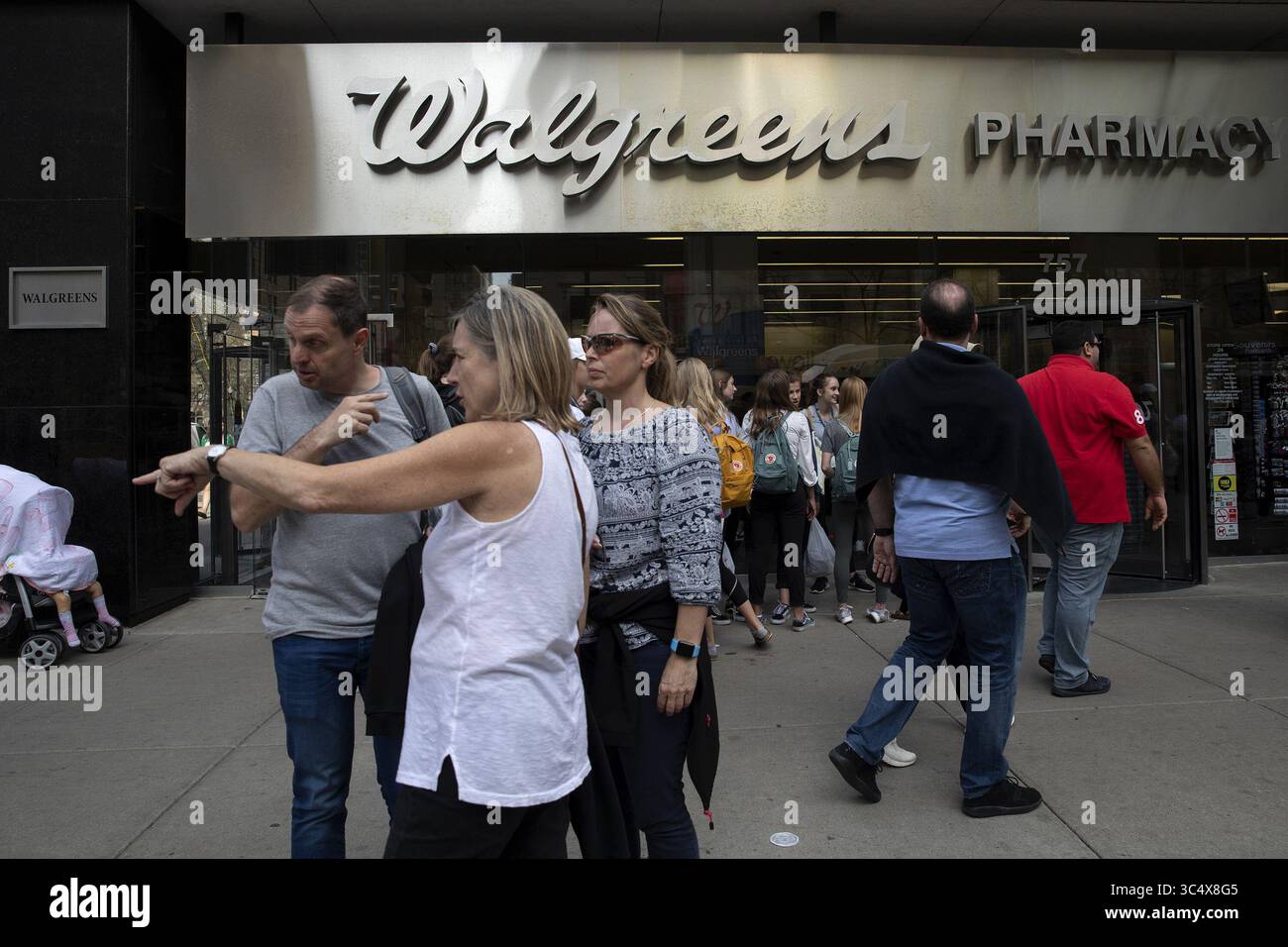8 maggio 2018 - Chicago, Illinois, USA - le persone si fermano di fronte a un Walgreens lungo North Michigan Avenue vicino a Water Tower Place l'8 maggio 2018, a Chicago, Illinois. Dopo essere stato licenziato da un Orlando Walgreens per lavoro mancante, Darrell Patterson, un Avventista del settimo giorno, vuole portare il suo caso alla Corte Suprema degli Stati Uniti. (Immagine di credito: © Erin Hooley/Chicago Tribune/TNS via cavo ZUMA) Foto Stock