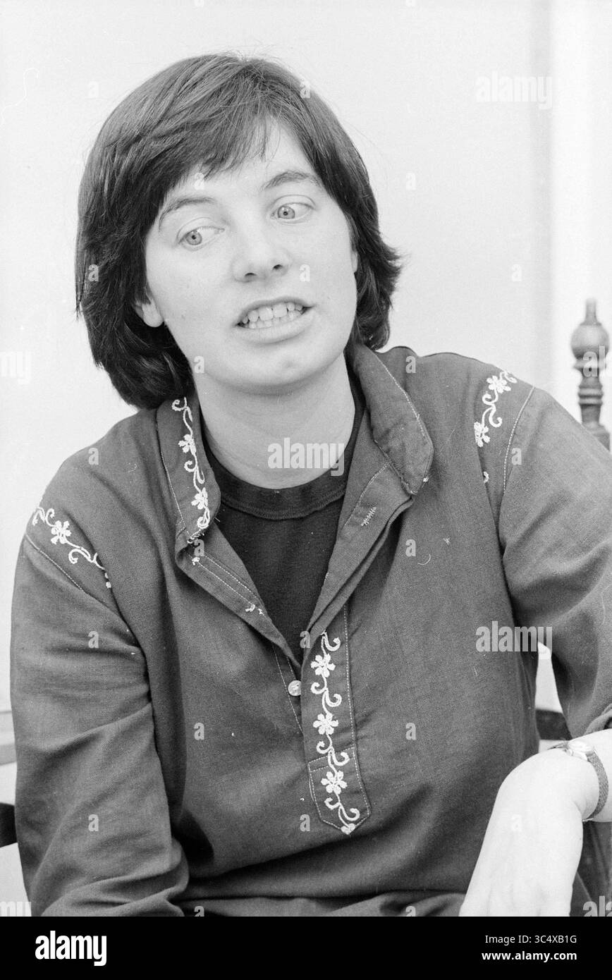 Sig.ra Tebbenhof Children's Camp Zandvoort, Camping, 20-07-1978 Whizgle News, Dutch Desk, Paesi Bassi, 1950-2000 Una donna dall'espressione leggermente sorpresa siede su una sedia e indossa una camicia decorata con ricami decorativi. I suoi capelli scuri incornicia il viso mentre sembra essere impegnata in conversazione o in un pensiero profondo. Foto Stock