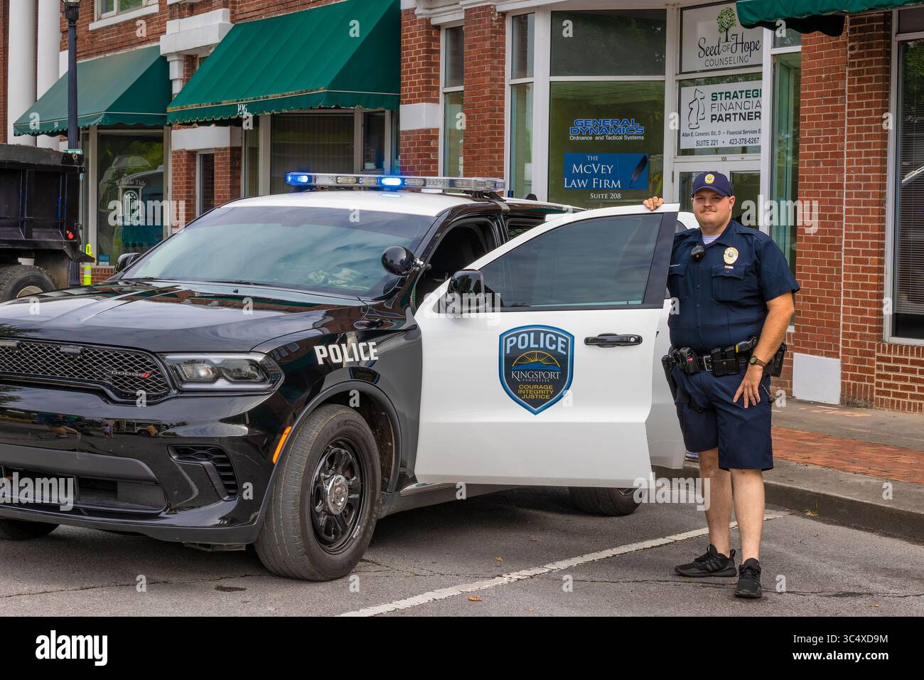 Kingsport, 4, Stati Uniti - 15 luglio 2023: La polizia che si trova accanto alla sua auto al Fun Fest è stata fondata nel 1981 con il tema di "unità della comunità" per t Foto Stock