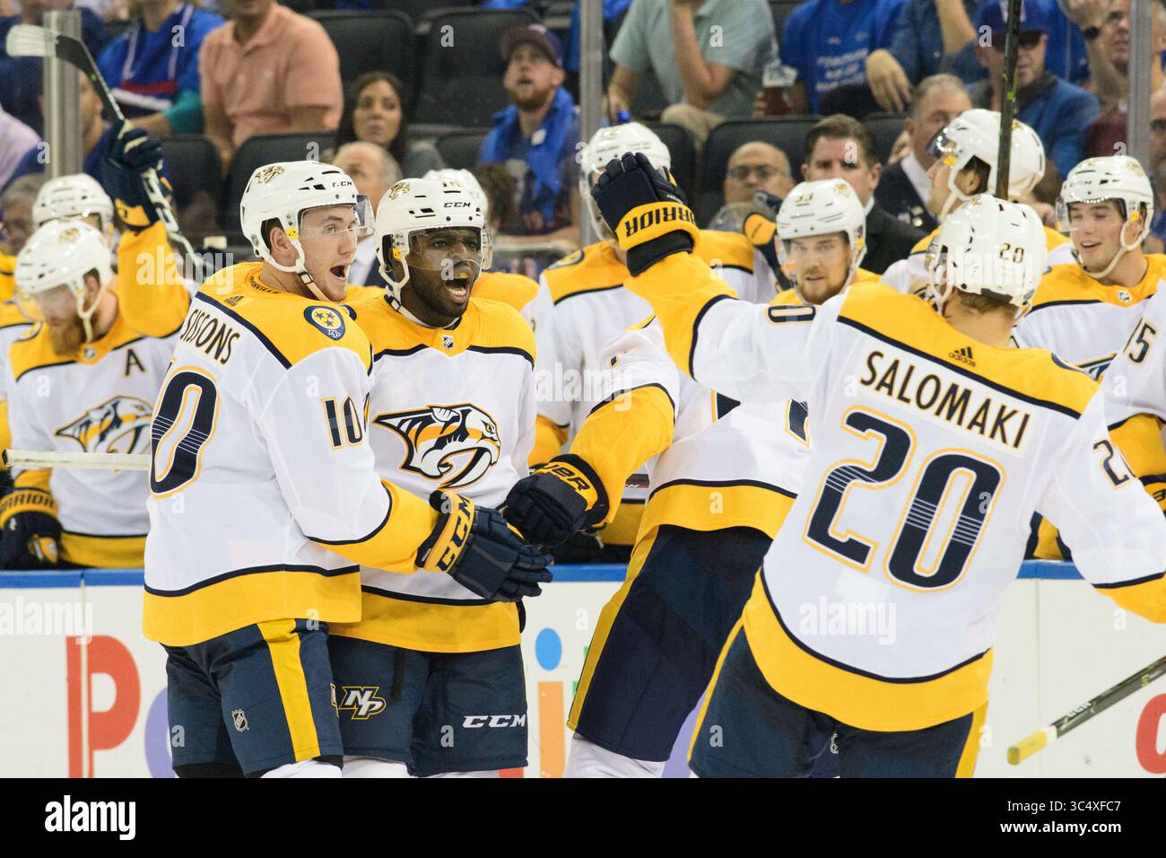 4 ottobre 2018: Il difensore dei Nashville Predators P.K. Subban (76) festeggia con il centro dei Nashville Predators Colton Sissons (10) e l'ala destra dei Nashville Predators Miikka Salomaki (20) dopo aver segnato un terzo gol durante l'apertura in casa tra i New York Rangers e i Nashville Predators al Madison Square Garden di Manhattan, New York. I Nashville Predators sconfiggono i New York Rangers per 3-2. Credito obbligatorio: Kostas Lymperopoulos/CSM (immagine di credito: &Copy; Kostas Lymperopoulos/CSM tramite filo ZUMA) Foto Stock