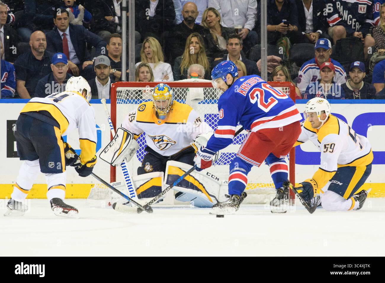 4 ottobre 2018: L'ala sinistra dei New York Rangers Chris Kreider (20) cerca il puck di fronte al portiere dei Nashville Predators Pekka Rinne (35) come difensore dei Nashville Predators Ryan Ellis (4) e il difensore dei Nashville Predators Roman Josi (59) difendono durante l'apertura in casa tra i New York Rangers e i Nashville Predators al Madison Square Garden di Manhattan, New York. I Nashville Predators sconfiggono i New York Rangers per 3-2. Credito obbligatorio: Kostas Lymperopoulos/CSM (immagine di credito: &Copy; Kostas Lymperopoulos/CSM tramite filo ZUMA) Foto Stock