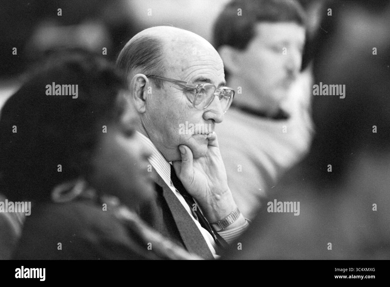 Budget Council of Haarlem, Municipal Council of Haarlem, 23-11-1987 Whizgle News, Dutch Desk, Paesi Bassi, 1950-2000 Un gruppo di persone impegnate in una discussione seria, con una persona, in primo piano, profondamente nel pensiero. Le espressioni sui loro volti riflettono la contemplazione e la preoccupazione, evidenziando la gravità della conversazione in corso. Foto Stock