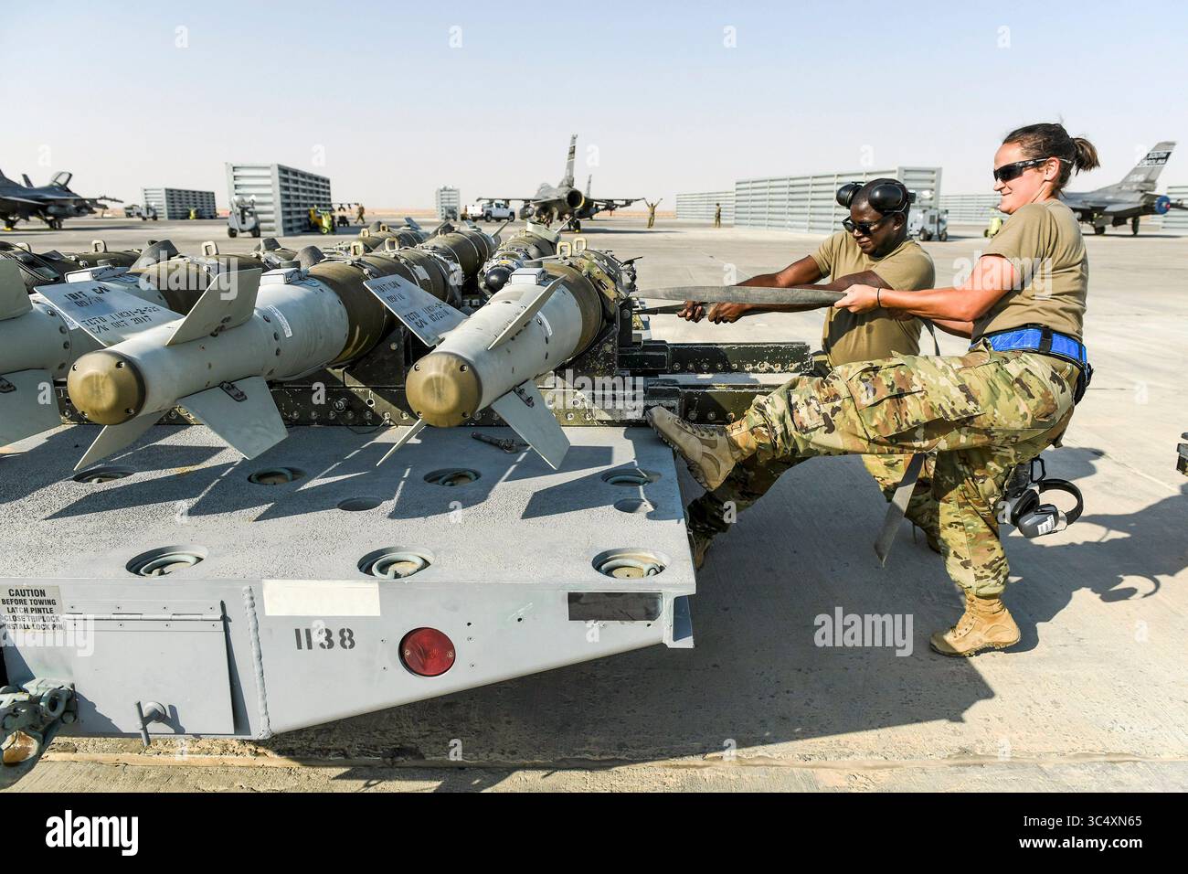26 settembre 2018 - posizione non rivelata - U.S. Air Force Tech. Il sergente Krysta Crooks e il sergente personale Travis Gaskins, caricatori di armi con il 157th Expeditionary Fighter Squadron in un luogo sconosciuto nel sud-ovest asiatico, prepararsi a caricare una bomba GBU-54 su un jet F-16 Fighting Falcon, il 26 settembre 2018. La South Carolina Air National Guard schierò Airmen e F-16 Fighting Falcon nel 407th Air Expeditionary Group per una rotazione dell'Air Expeditionary Force a sostegno dell'operazione Inherent Resolve. Come parte dello U.S. Air Forces Central Command, il 407th AEG fornisce potenza aerea di combattimento in Foto Stock