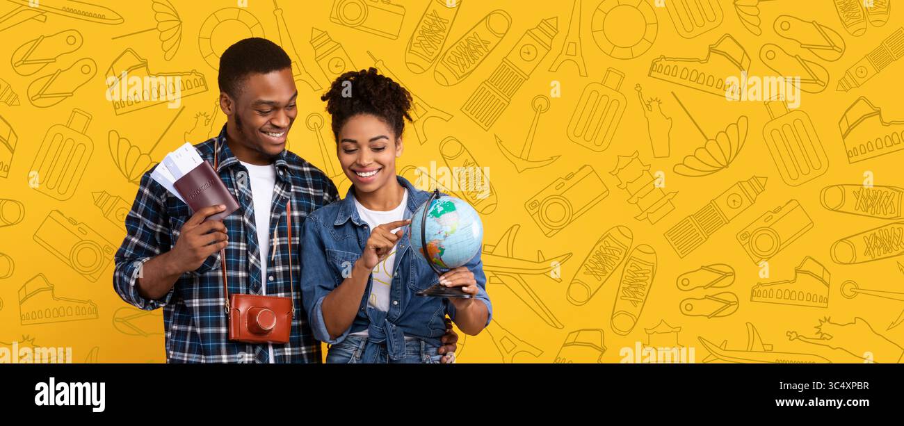 Viaggiatori entusiasti che pianificano le loro vacanze estive con un globo Foto Stock