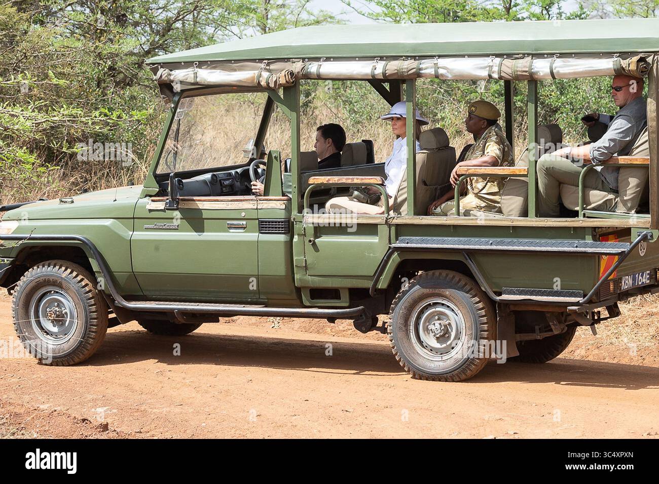 5 ottobre 2018 - Nairobi, Kenya - la First Lady degli Stati Uniti Melania Trump, indossando un casco bianco, vede la fauna selvatica mentre viaggia in un Land-Cruiser durante un safari nel Parco Nazionale di Nairobi con la sua guida Nelly Palmeris, seduta dietro, 5 ottobre 2018 a Nairobi, Kenya. La First Lady nel suo primo viaggio internazionale da solista è stata criticata per aver indossato l'elmo, a lungo simbolo dei colonialisti occidentali in Africa. (Immagine di credito: © Andrea Hanks via ZUMA Wire) Foto Stock