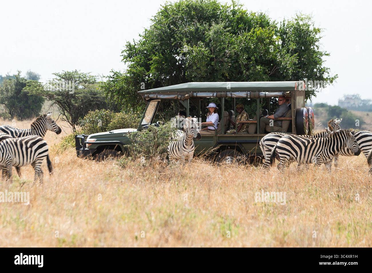 5 ottobre 2018 - Nairobi, Kenya - la First Lady degli Stati Uniti Melania Trump, indossando un casco bianco, vede le zebre mentre viaggia in un Land-Cruiser durante un safari nel Parco Nazionale di Nairobi con la sua guida Nelly Palmeris, seduta dietro, 5 ottobre 2018 a Nairobi, Kenya. La First Lady nel suo primo viaggio internazionale da solista è stata criticata per aver indossato l'elmo, a lungo simbolo dei colonialisti occidentali in Africa. (Immagine di credito: © Andrea Hanks via ZUMA Wire) Foto Stock