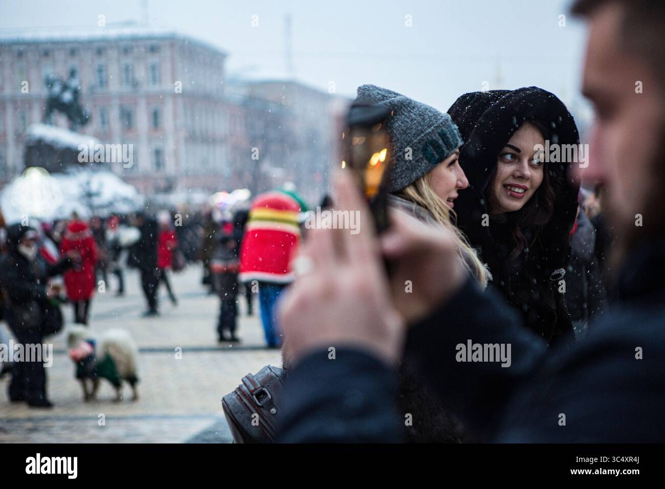 Buon umore natalizio nella capitale Ucraina nel dicembre 2018, Piazza Santa Sofia a Kiev, 3 anni e due mesi prima della grande guerra. Foto Stock
