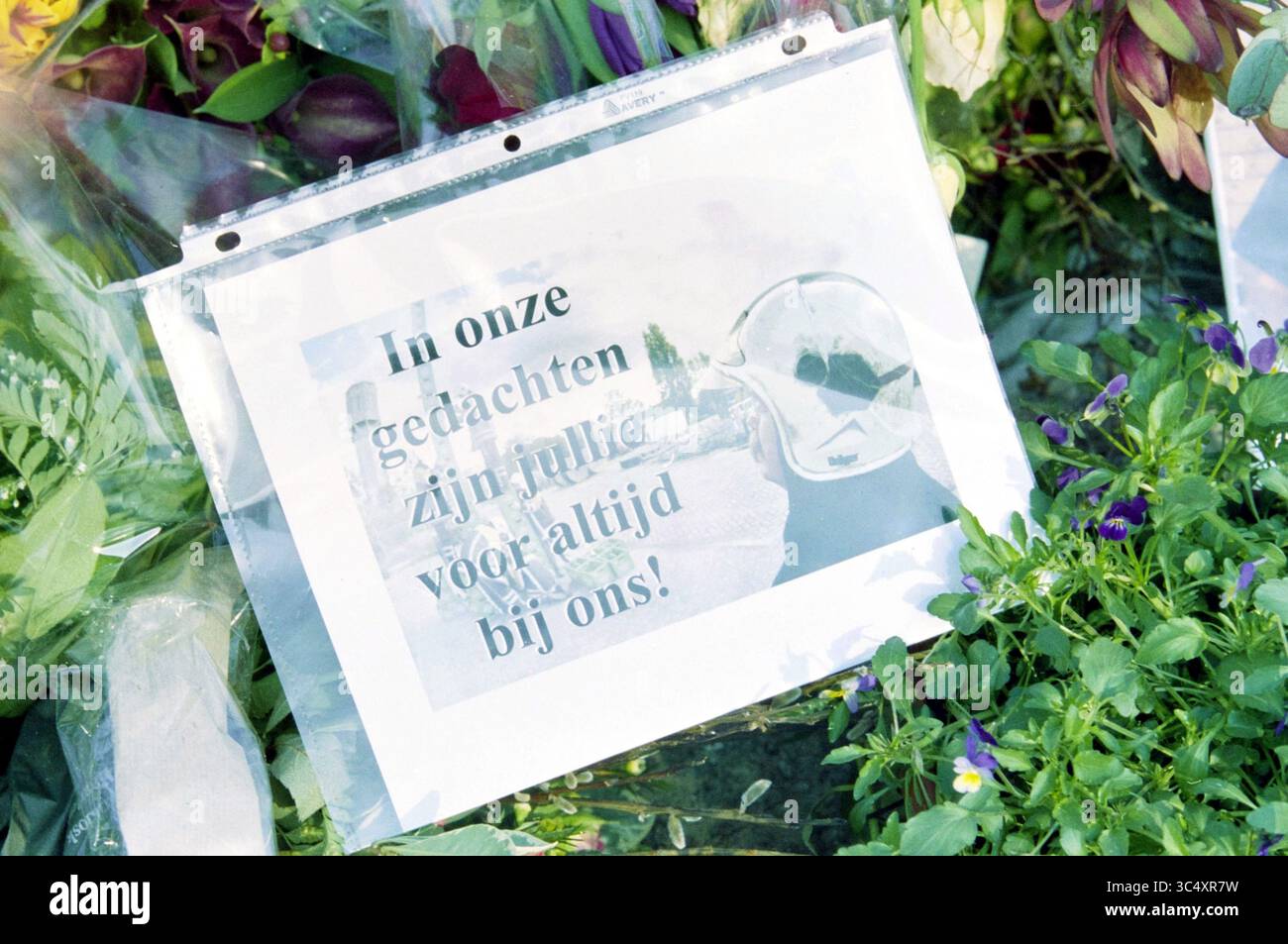 Bloemen Koningkerk, Haarlem, Paesi Bassi, 26-03-2003 Whizgle News, Dutch Desk, i Paesi Bassi, 1950-2000 Un messaggio di cuore riposa tra i fiori vivaci, esprimendo che quelli ricordati sono sempre nel cuore dei loro cari. Foto Stock