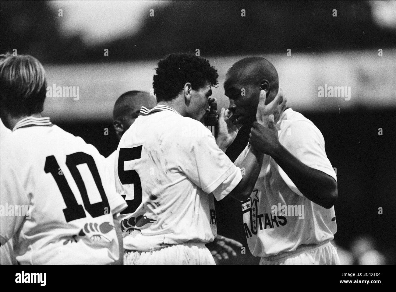 Football, Telstar - Veendam, 29-08-1997 Whizgle News, Dutch Desk, Paesi Bassi, 1950-2000 Un gruppo di giocatori di calcio celebra un gol, esprimendo entusiasmo e cameratismo mentre si impegnano in un momento vivace sul campo. Le divise del loro team mettono in risalto la loro connessione e dedizione al gioco. Foto Stock