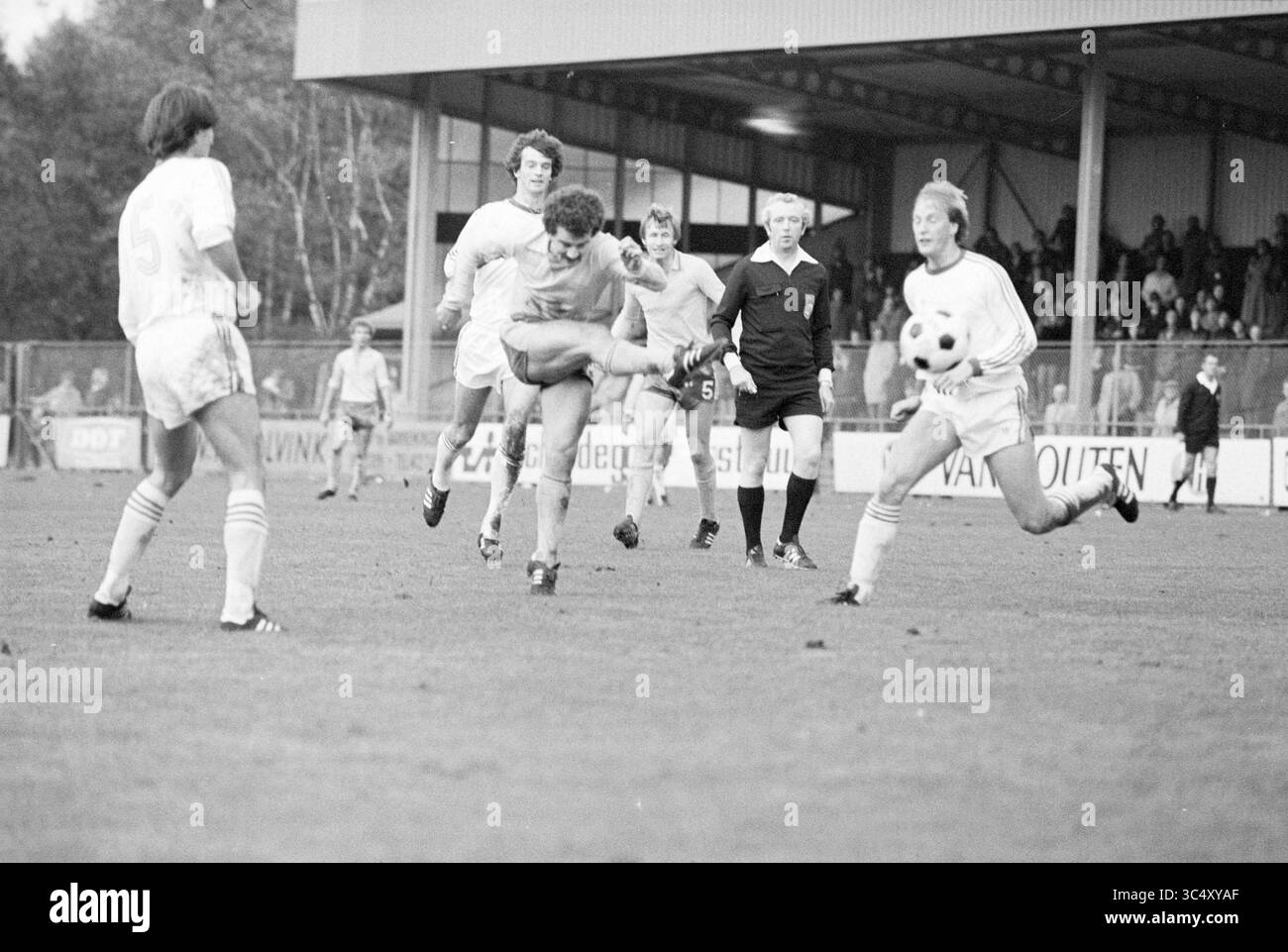 Telstar - FSC, Football Telstar, 22-10-1978 Whizgle News, Dutch Desk, Paesi Bassi, 1950-2000 Un momento dinamico sul campo di calcio, che cattura un gioco intenso mentre un giocatore colpisce abilmente la palla mentre compagni di squadra e avversari seguono da vicino. L'atmosfera è carica, mettendo in risalto lo spirito competitivo del gioco. Foto Stock