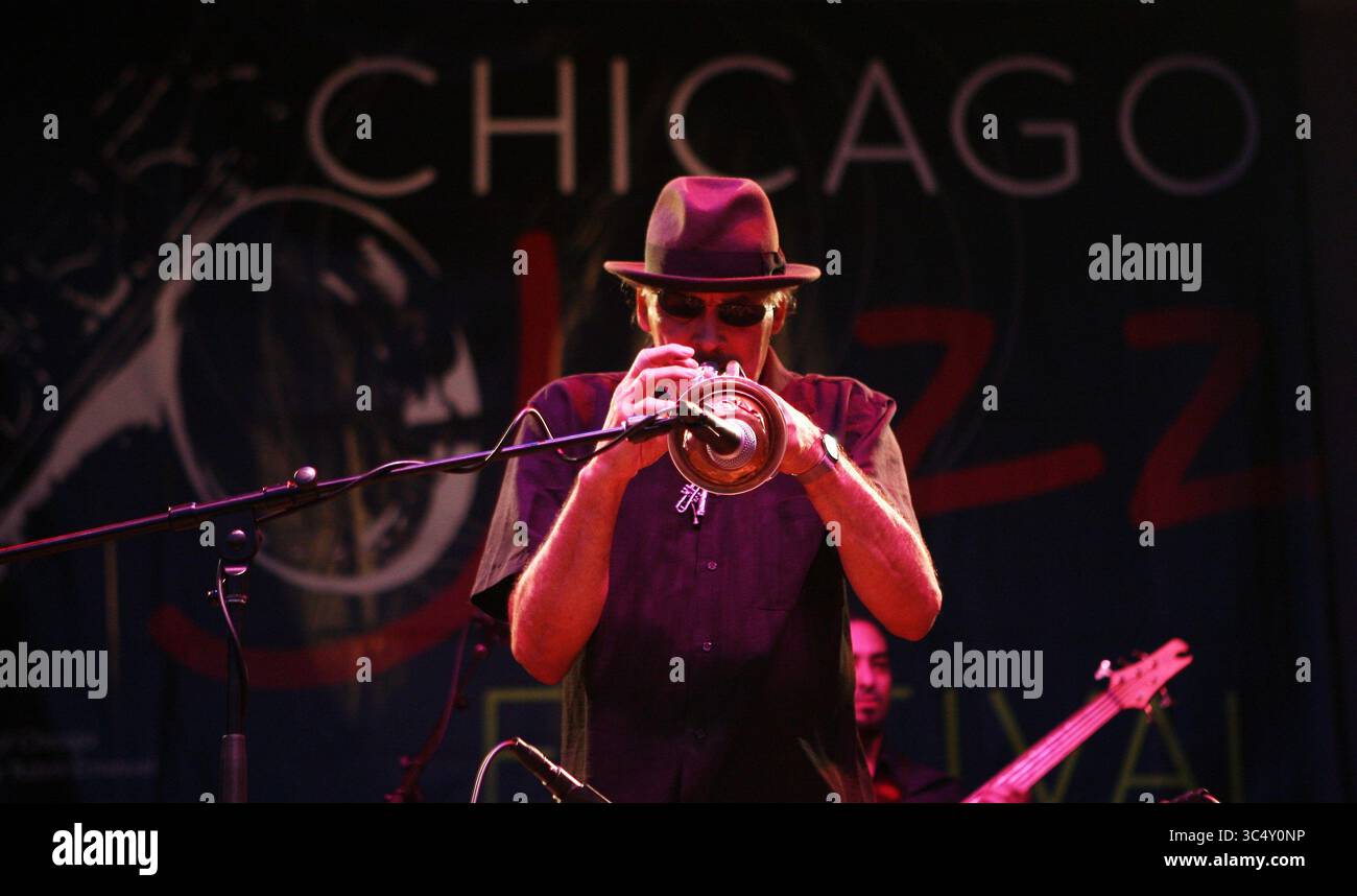 1 settembre 2012 - Chicago, Illinois, Stati Uniti - JERRY GONZALES. Nato il 5 giugno 1949. Manhattan, New York, Stati Uniti. Origin The Bronx, New York, U.S..morto il 1° ottobre 2018 (69 anni).Madrid, Spagna.generi jazz afro-cubano, Latin Jazz.occupazione(i) musicista, compositore, arranger.Instruments Trumpet, flugelhorn e congas..JERRY GONZALES (5 giugno 1949 â€“ ottobre 2018) bandleader, trombettista e percussionista americano di origine portoricana, ha svolto un ruolo importante nello sviluppo del Latin jazz durante la fine del XX secolo. Dal 1980 al 2018 diresse la Fort Apache Band. Dal 2000 al 2018, JERRY GONZA Foto Stock