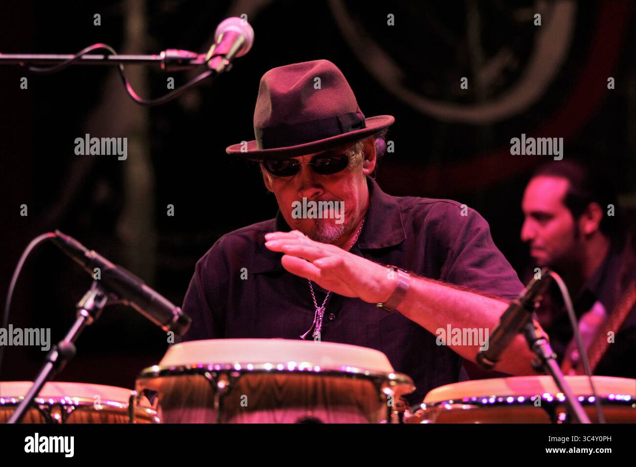 1 settembre 2012 - Chicago, Illinois, Stati Uniti - JERRY GONZALES. Nato il 5 giugno 1949. Manhattan, New York, Stati Uniti. Origin The Bronx, New York, U.S..morto il 1° ottobre 2018 (69 anni).Madrid, Spagna.generi jazz afro-cubano, Latin Jazz.occupazione(i) musicista, compositore, arranger.Instruments Trumpet, flugelhorn e congas..JERRY GONZALES (5 giugno 1949 â€“ ottobre 2018) bandleader, trombettista e percussionista americano di origine portoricana, ha svolto un ruolo importante nello sviluppo del Latin jazz durante la fine del XX secolo. Dal 1980 al 2018 diresse la Fort Apache Band. Dal 2000 al 2018, JERRY GONZA Foto Stock