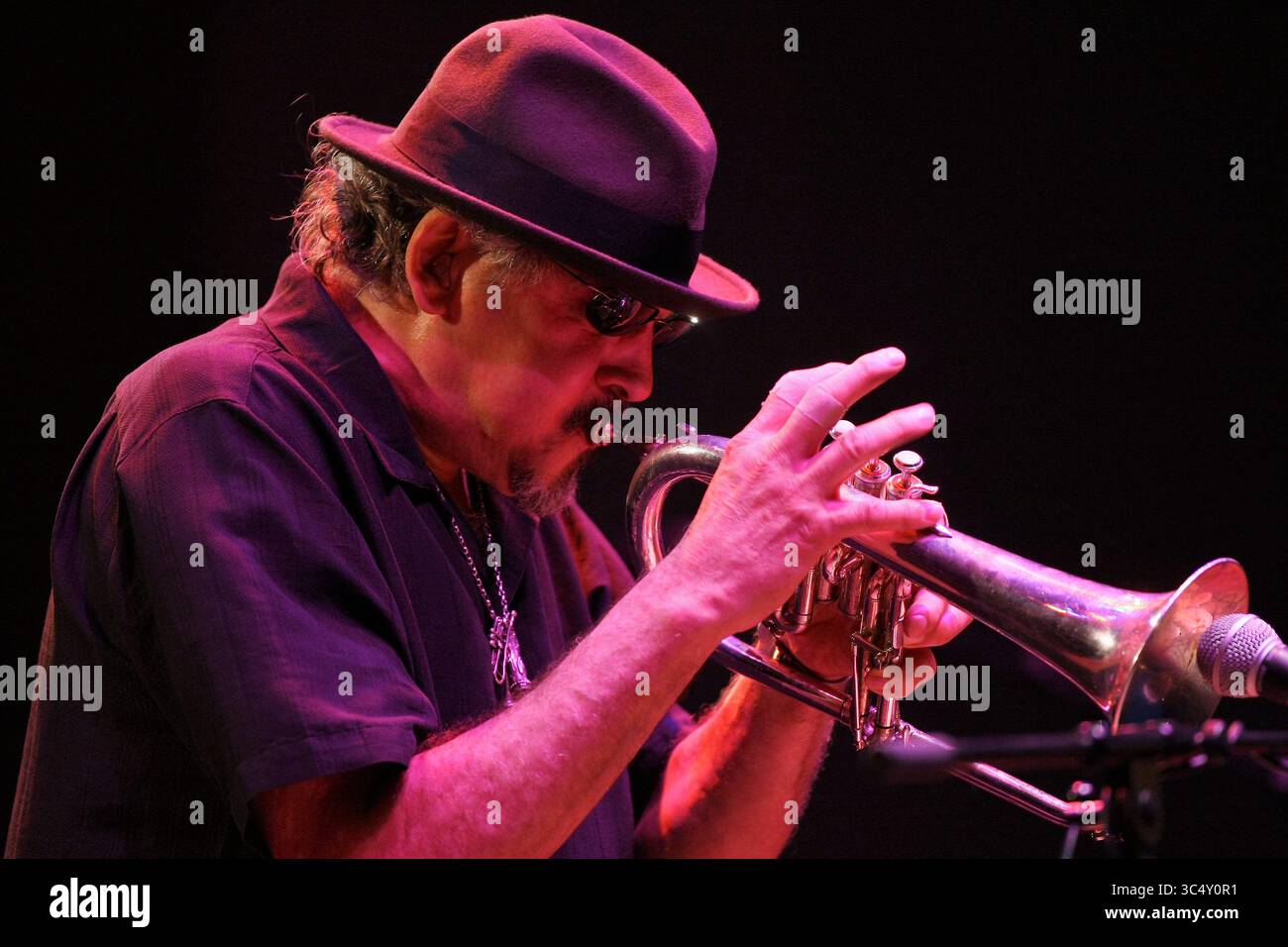 1 settembre 2012 - Chicago, Illinois, Stati Uniti - JERRY GONZALES. Nato il 5 giugno 1949. Manhattan, New York, Stati Uniti. Origin The Bronx, New York, U.S..morto il 1° ottobre 2018 (69 anni).Madrid, Spagna.generi jazz afro-cubano, Latin Jazz.occupazione(i) musicista, compositore, arranger.Instruments Trumpet, flugelhorn e congas..JERRY GONZALES (5 giugno 1949 â€“ ottobre 2018) bandleader, trombettista e percussionista americano di origine portoricana, ha svolto un ruolo importante nello sviluppo del Latin jazz durante la fine del XX secolo. Dal 1980 al 2018 diresse la Fort Apache Band. Dal 2000 al 2018, JERRY GONZA Foto Stock