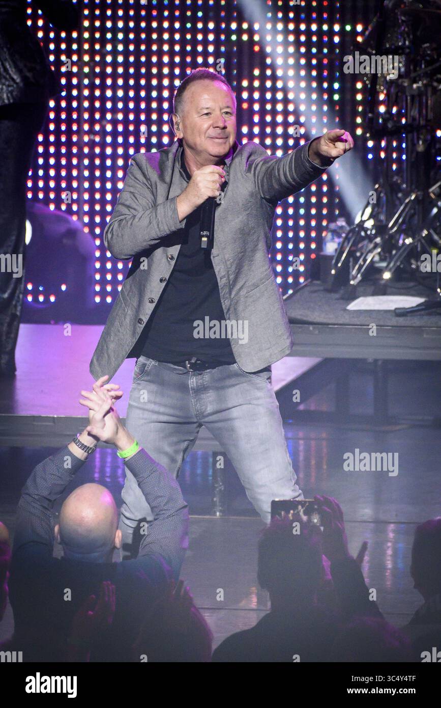30 settembre 2018 - Toronto, Ontario, Canada - la rock band scozzese Simple Minds ha eseguito uno show sold out al Sony Center di Toronto. NELLA FOTO: JIM KERR, CHARLIE BURCHILL, GED GRIMES, SARAH BROWN, GORDY GOUDIE, CHERISSE OSEI (immagine di credito: © Angel Marchini/ZUMA Wire) Foto Stock