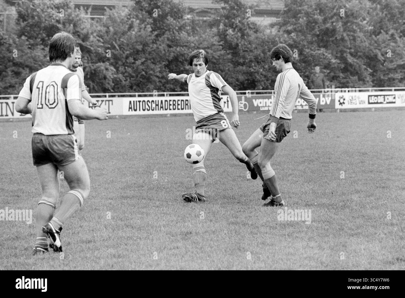 Partita di calcio amatoriale, 01-09-1979 Whizgle News, Dutch Desk, Paesi Bassi, 1950-2000 Una partita di calcio in azione con giocatori che manovrano abilmente la palla, con un atleta che esegue un passaggio mentre altri si posizionano strategicamente per giocare. La scena cattura l'intensità e l'energia dello sport. Foto Stock