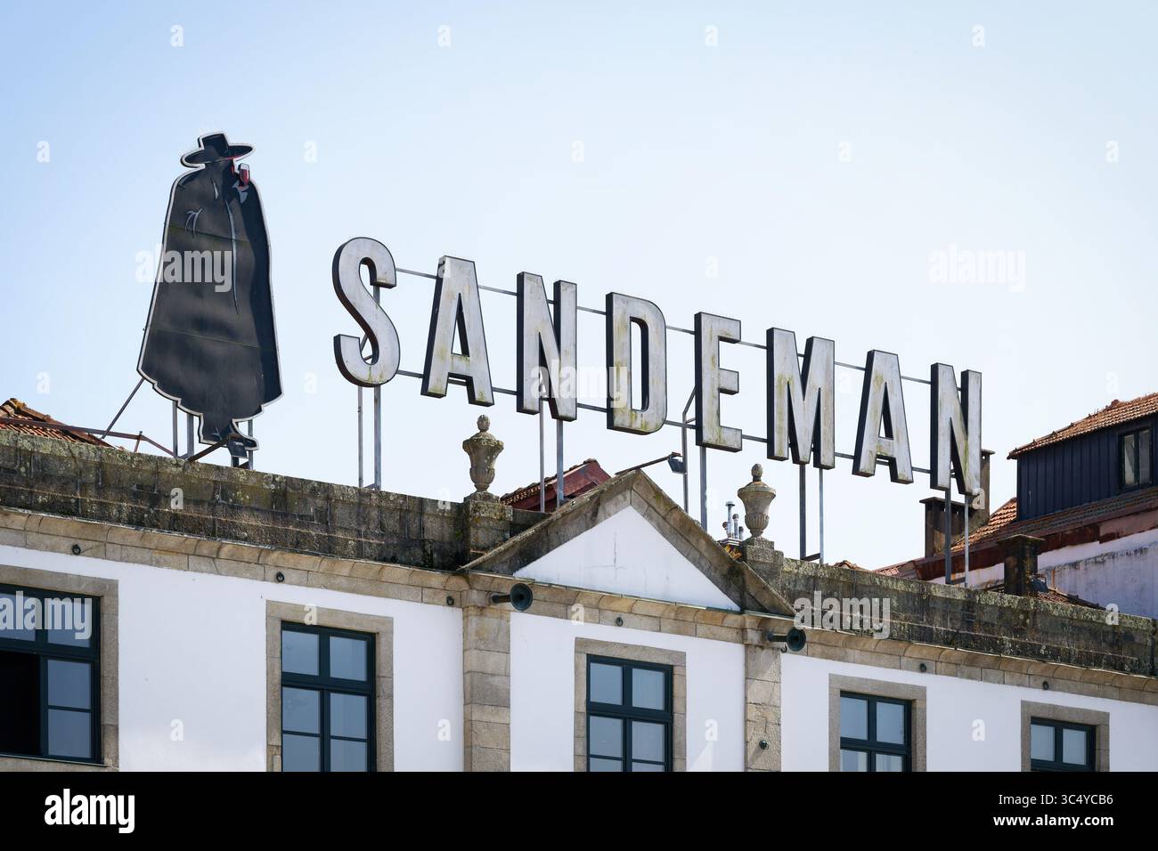 Porto, Portogallo 14 giugno 2025: La scritta e il logo “The Don” del rivenditore di vini e alcolici Sandemann sul tetto di un edificio a Vila Nova de GA Foto Stock
