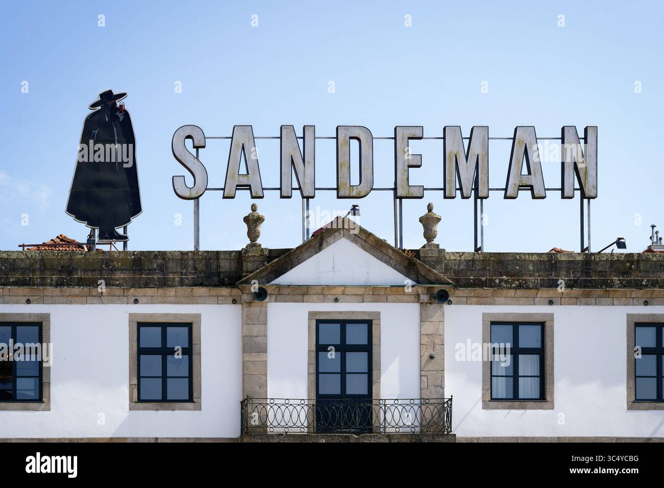 Porto, Portogallo 14 giugno 2025: La scritta e il logo “The Don” del rivenditore di vini e alcolici Sandemann sul tetto di un edificio a Vila Nova de GA Foto Stock