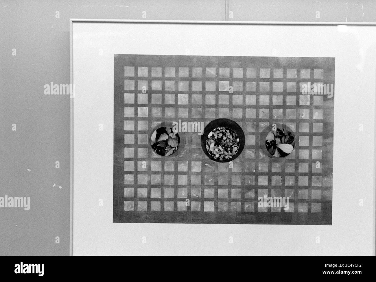 Paintings Boomsma, 13-09-1992 Whizgle News, Dutch Desk, The Netherlands, 1950-2000 una composizione astratta con un motivo a griglia, con tre elementi circolari al centro. Ogni cerchio contiene una disposizione diversa di forme e texture, creando un contrasto sorprendente rispetto allo sfondo strutturato. Foto Stock