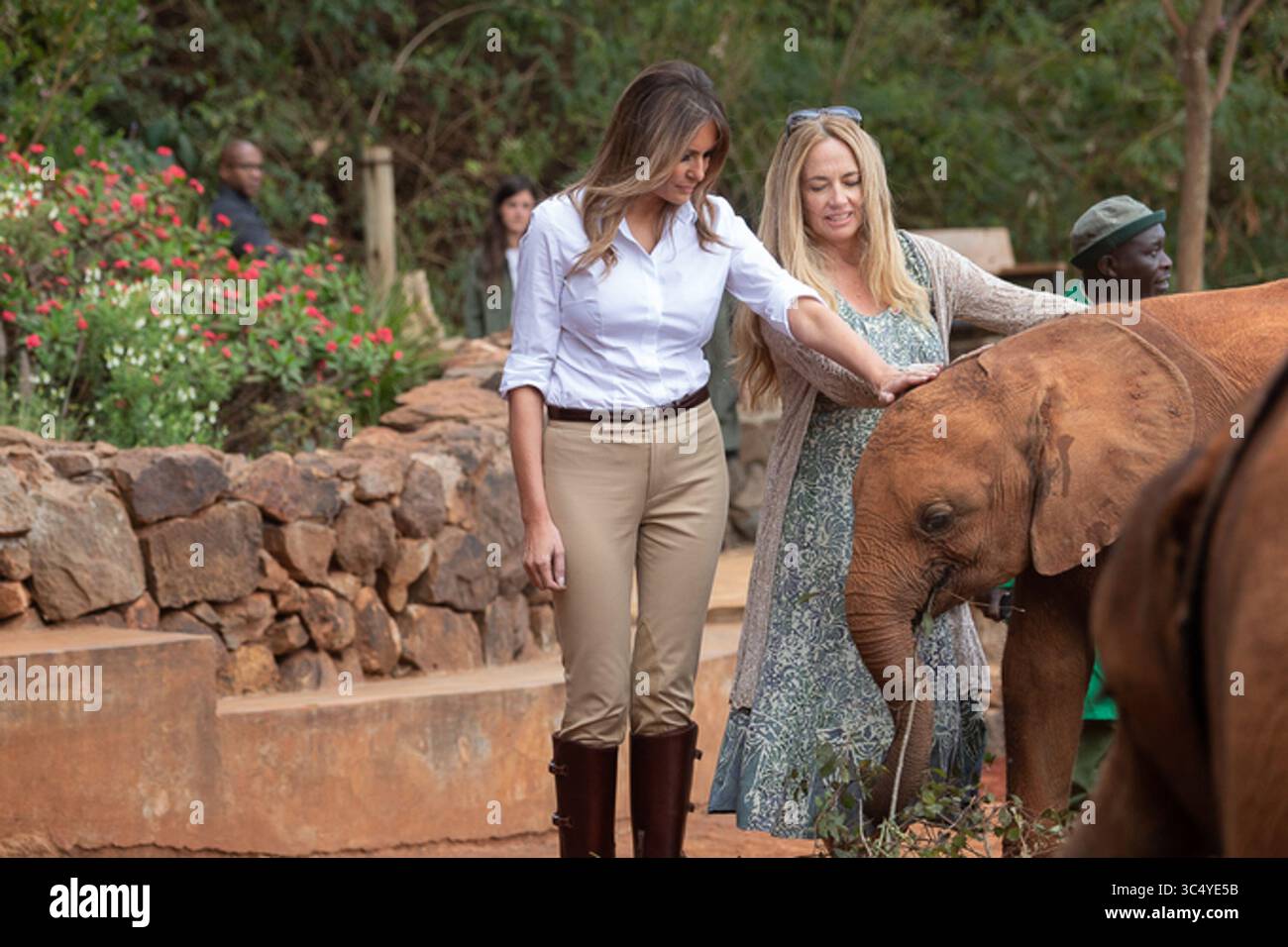 5 ottobre 2018 - Africa - la First Lady Melania Trump visita i baby elefanti con Angela Sheldrick, CEO del David Sheldrick Wildlife Trust, presso il David Sheldrick Wildlife Trust Elephant Orphanage venerdì 5 ottobre 2018, a Nairobi, Kenya... persone: First Lady Melania Trump. (Immagine di credito: © SMG via ZUMA Wire) Foto Stock