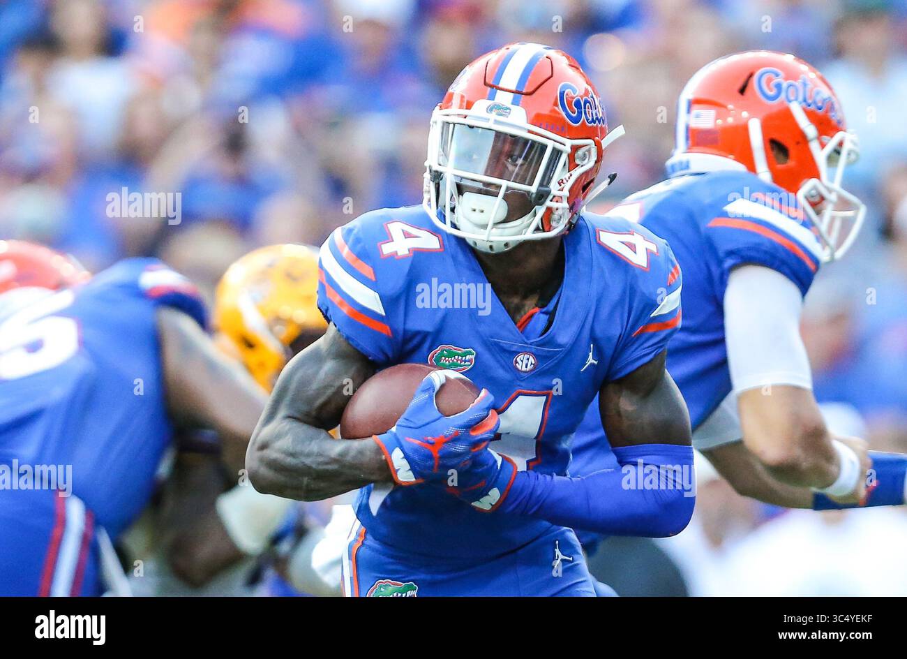 6 ottobre - Gainesville, Florida, Stati Uniti: Il running back dei Florida Gators Kadarius Toney (4) corre la palla durante la seconda metà dell'azione di football NCAA contro i LSU Tigers all'Università della Florida. (Gary Lloyd McCullough/Cal Sport Media) (immagine di credito: &Copy; Gary McCullough/CSM tramite cavo ZUMA) Foto Stock
