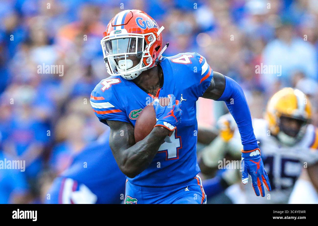 6 ottobre - Gainesville, Florida, Stati Uniti: Il running back dei Florida Gators Kadarius Toney (4) corre la palla durante la seconda metà dell'azione di football NCAA contro i LSU Tigers all'Università della Florida. (Gary Lloyd McCullough/Cal Sport Media) (immagine di credito: &Copy; Gary McCullough/CSM tramite cavo ZUMA) Foto Stock