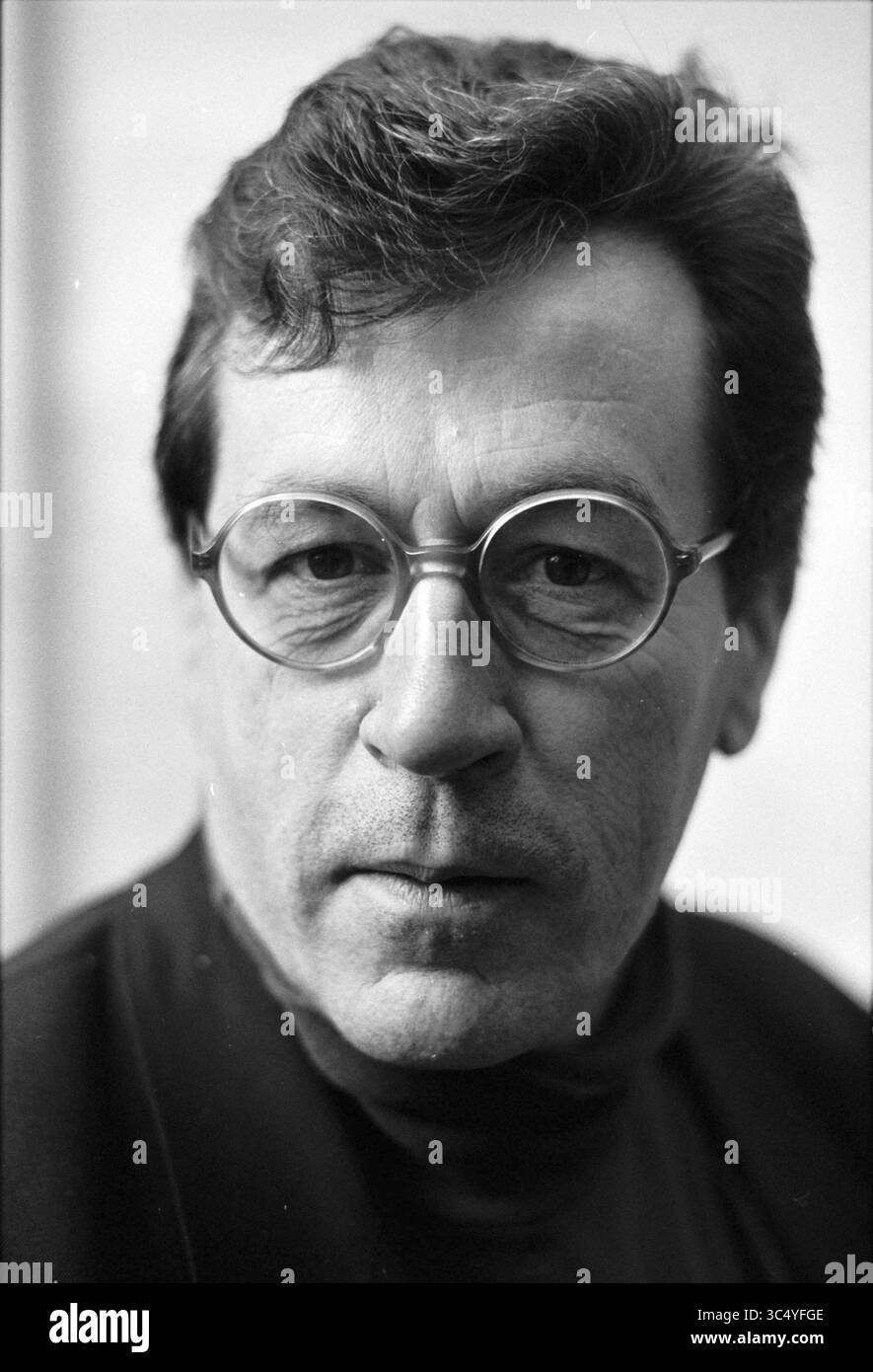 Mr. Of Eden, 19-02-1995 Whizgle News, Dutch Desk, Paesi Bassi, 1950-2000 Un attento sguardo individuale, le loro caratteristiche affilate incorniciate da eleganti occhiali rotondi. L'espressione trasmette profondità e contemplazione, suggerendo una ricca vita interiore e una curiosità intellettuale. Foto Stock