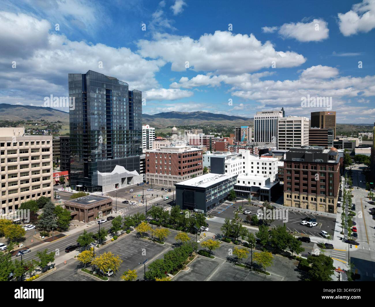 Vista aerea dello skyline del centro di Boise, Idaho in un pomeriggio di sole con nuvole soffici nel cielo Foto Stock
