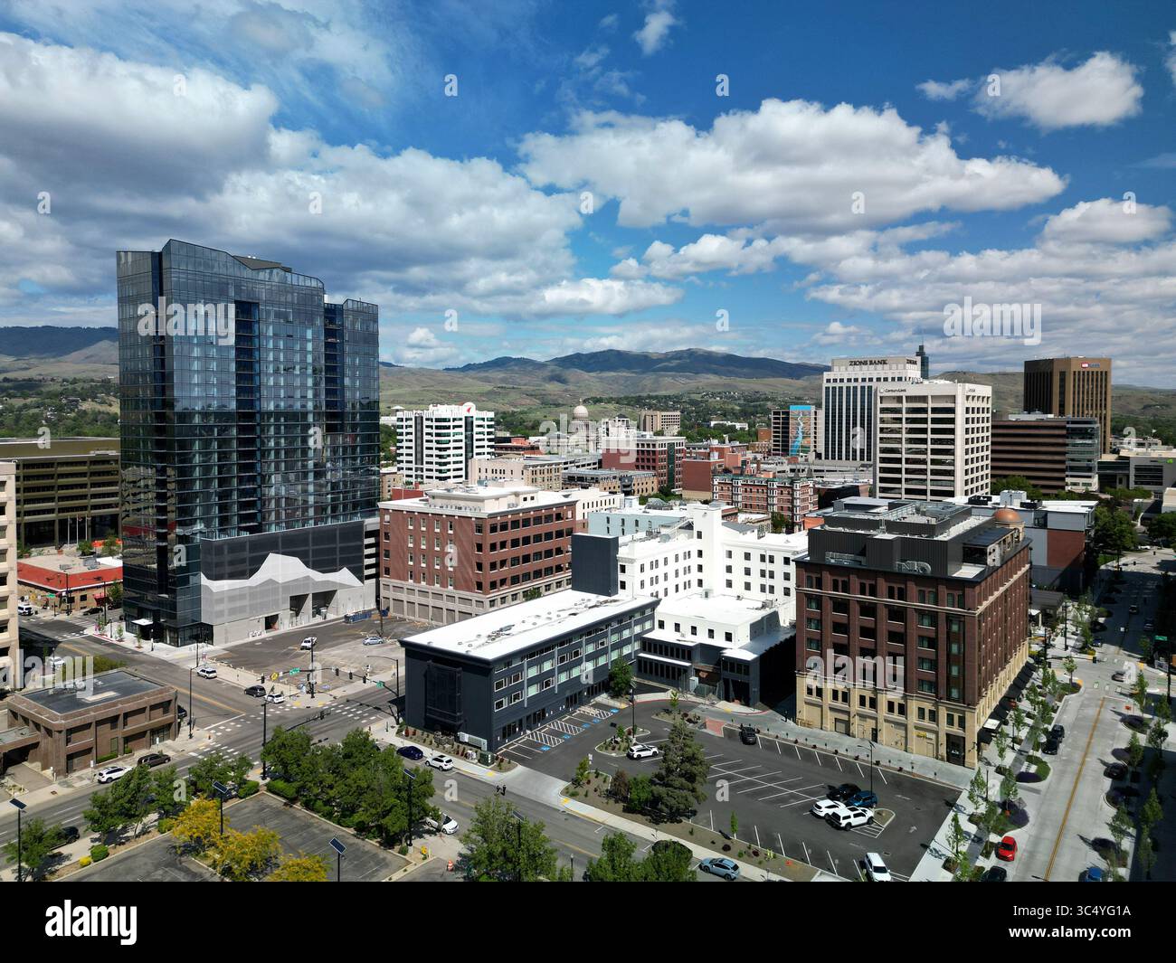 Vista aerea dello skyline del centro di Boise, Idaho in un pomeriggio di sole con nuvole soffici nel cielo Foto Stock