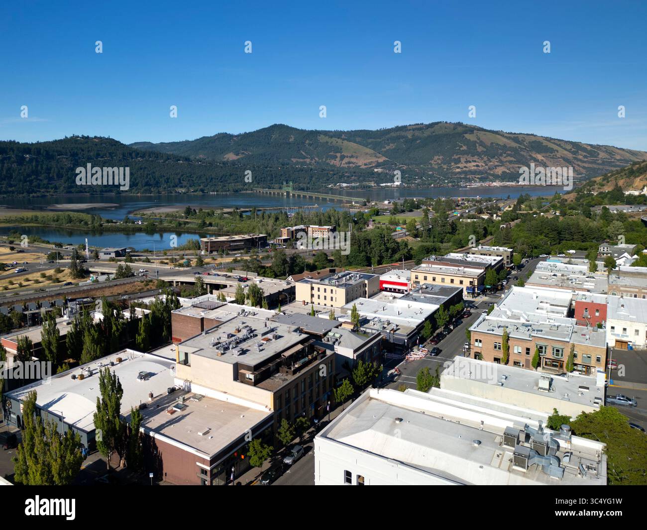 Vista aerea del centro di Hood River, Oregon, affacciato su Oak Street costellata di negozi e ristoranti Foto Stock