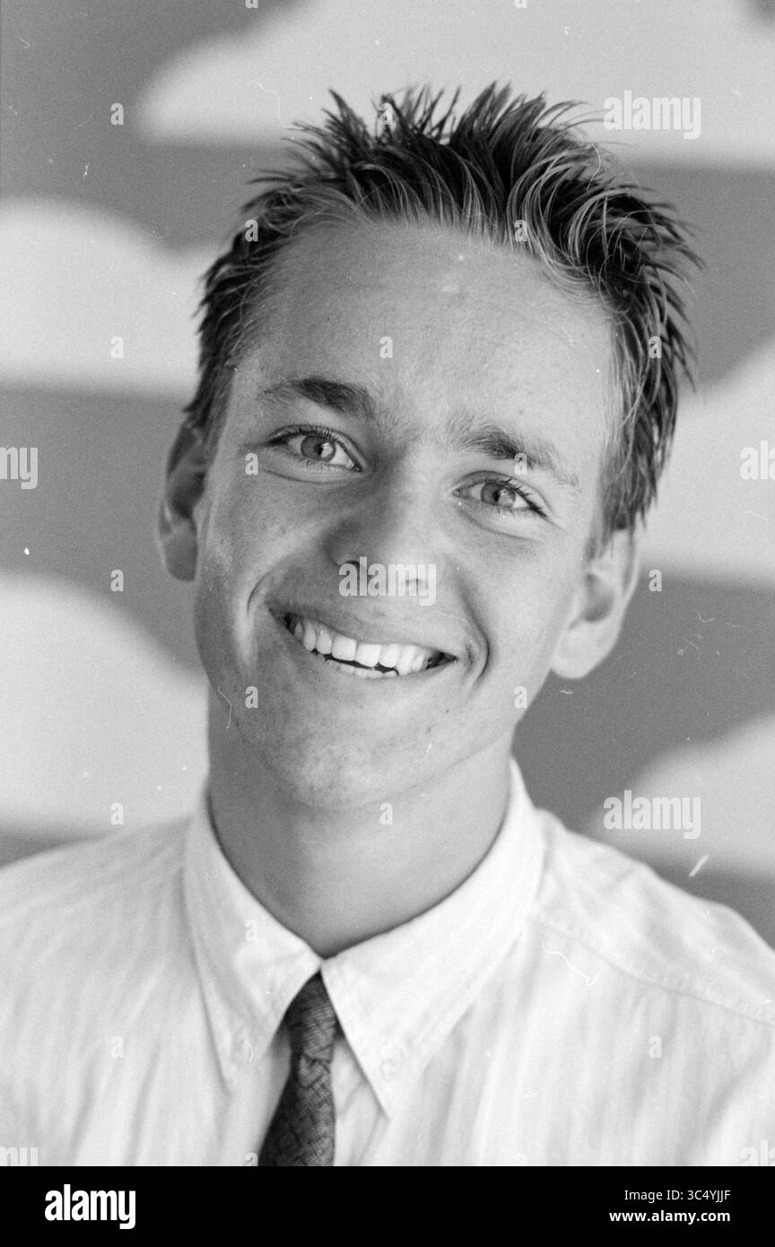 Dave Nelissen to Mexico, Travel, 08-08-1986 Whizgle News, Dutch Desk, Paesi Bassi, 1950-2000 Un giovane con i capelli piccanti e un sorriso brillante indossa una camicia con colletto e una cravatta, su uno sfondo di nuvole stilizzate. La sua espressione trasmette calore e disponibilità. Foto Stock