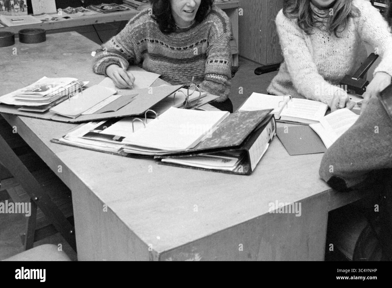 Education store, Haarlem, Education, negozi e chioschi, Haarlem, Nederland, 09-01-1985 Whizgle News, Dutch Desk, Paesi Bassi, 1950-2000 due donne si impegnarono in una discussione a un tavolo disseminato di leganti e documenti aperti, mostrando un ambiente di lavoro collaborativo. Foto Stock Education store, Haarlem, Education, negozi e chioschi, Haarlem, Nederland, 09-01-1985 Whizgle News, Dutch Desk, Paesi Bassi, 1950-2000 due donne si impegnarono in una discussione a un tavolo disseminato di leganti e documenti aperti, mostrando un ambiente di lavoro collaborativo. Foto Stock
