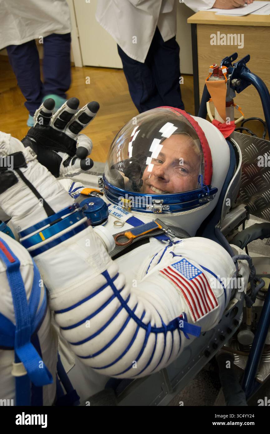26 settembre 2018 - Baikonur, Kazakistan - presso il Cosmodromo di Baikonur in Kazakistan, Nick Hague, membro dell'equipaggio della Expedition 57, della NASA, sorride con il suo Sokol russo e la sua tuta di ingresso Septembert. 26 durante un controllo della pressione e delle perdite nell'ambito delle attività di formazione pre-lancio. Hague e Alexey Ovchinin di Roscosmos saranno lanciati a ottobre. 11 nel Sojuz MS-10 dal cosmodromo di Baikonur per una missione di sei mesi sulla stazione spaziale Internazionale. (Immagine di credito: © NASA/ZUMA Wire/ZUMAPRESS.com) Foto Stock