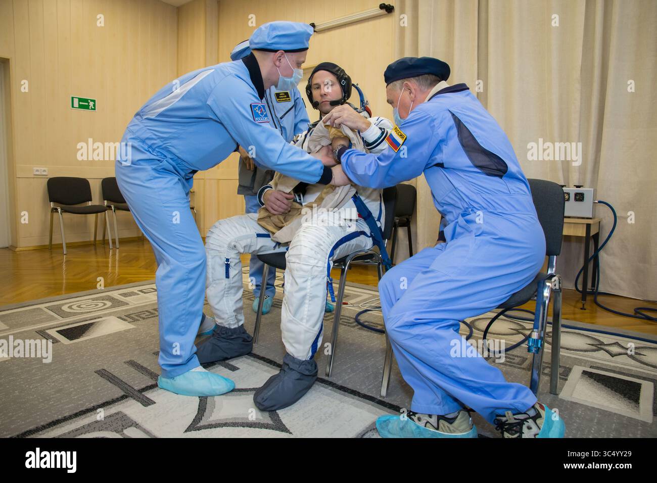 26 settembre 2018 - Baikonur, Kazakistan - presso il Cosmodromo di Baikonur in Kazakistan, Nick Hague, membro dell'equipaggio della Expedition 57, della NASA, indossa una tuta di lancio e ingresso Sokol russa Septembert. 26 come parte della formazione pre-lancio. Hague e Alexey Ovchinin di Roscosmos saranno lanciati a ottobre. 11 nel Sojuz MS-10 dal cosmodromo di Baikonur per una missione di sei mesi sulla stazione spaziale Internazionale. (Immagine di credito: © NASA/ZUMA Wire/ZUMAPRESS.com) Foto Stock
