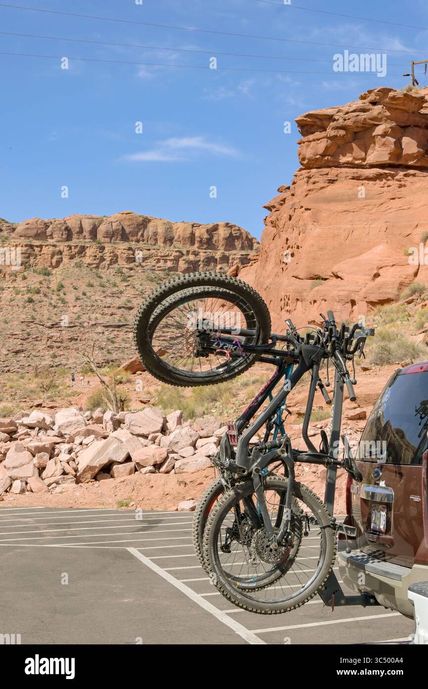 Moab, Utah, USA - 25 maggio 2025: Coppia di mountain bike attaccata a un portabiciclette verticale sul retro di un'auto Foto Stock
