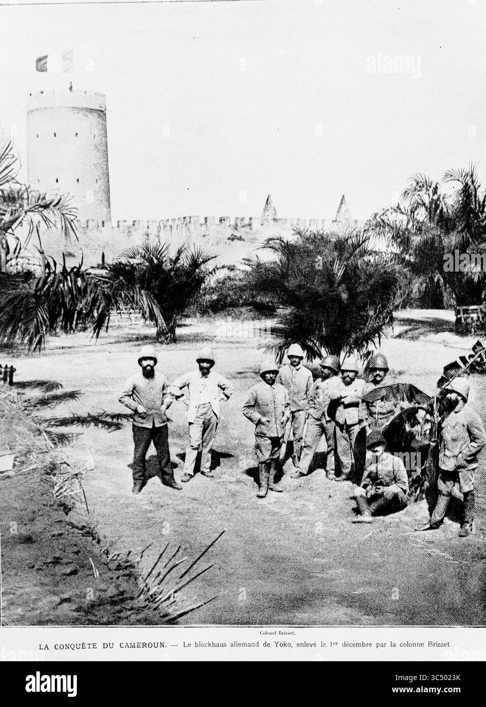 Le truppe coloniali francesi posero davanti al blocco tedesco catturato a Yoko, Camerun, conquistato il 1 dicembre 1915 sotto il colonnello Brisset. Questa immagine storica, pubblicata su l'Illustration il 4 marzo 1916, documenta le fasi finali della campagna alleata dell'Africa occidentale durante la prima guerra mondiale, quando le forze francesi e britanniche espulsero le truppe tedesche dalle loro roccaforti coloniali. stampa iimage dei primi anni del xx secolo. Foto Stock