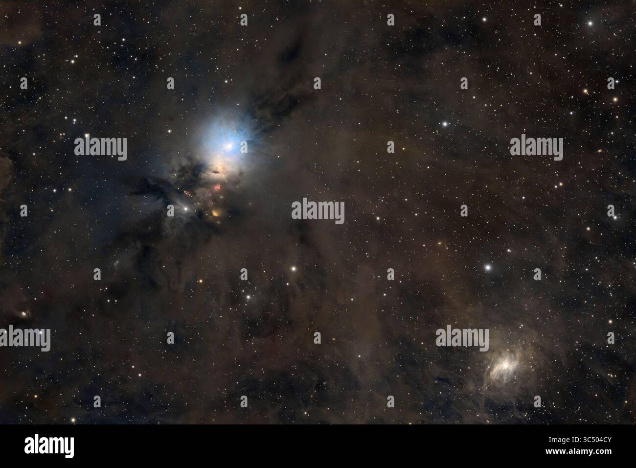 Oggetto spaziale profondo, nebulosa a riflessione NGC 1333 situata nella costellazione settentrionale di Perseo. Immagine amatoriale, tempo di esposizione totale (Lum, R, G, B): 10,5 ore Foto Stock