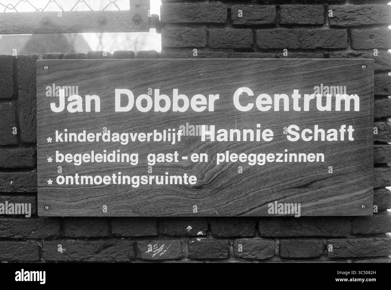 Jan Dobbercentrum playgroup., Toddlers, 02-02-1979 Whizgle News, Dutch Desk, Paesi Bassi, 1950-2000 Un cartello in legno che mostra il 'Jan Dobber Centrum' insieme ai dettagli sui servizi forniti, tra cui un asilo per bambini che prende il nome da Hannie Schaft, supporto per ospiti e famiglie affidatarie e uno spazio per riunioni. Foto Stock