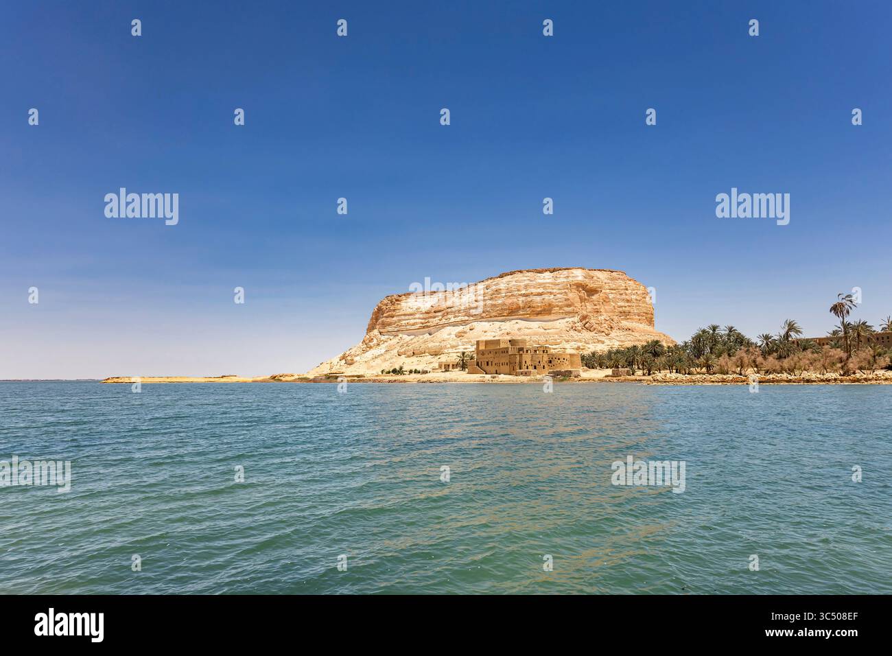 Lago e montagna rocciosa Siwa, oasi di Siwa, Siwa, governatorato di Marsa Matrouh, Egitto, nord Africa, Africa Foto Stock