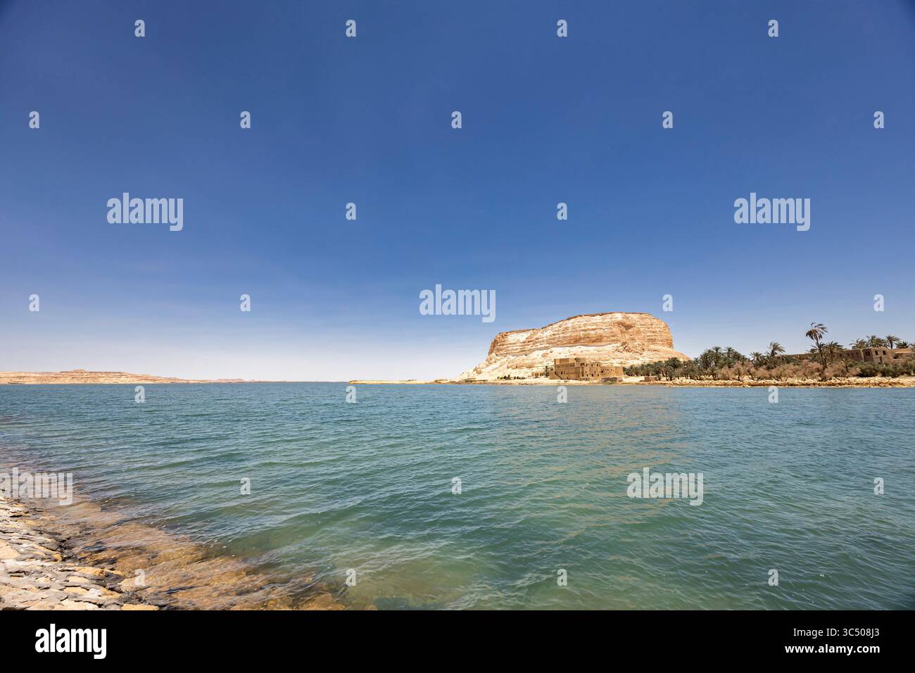 Lago e montagna rocciosa Siwa, oasi di Siwa, Siwa, governatorato di Marsa Matrouh, Egitto, nord Africa, Africa Foto Stock