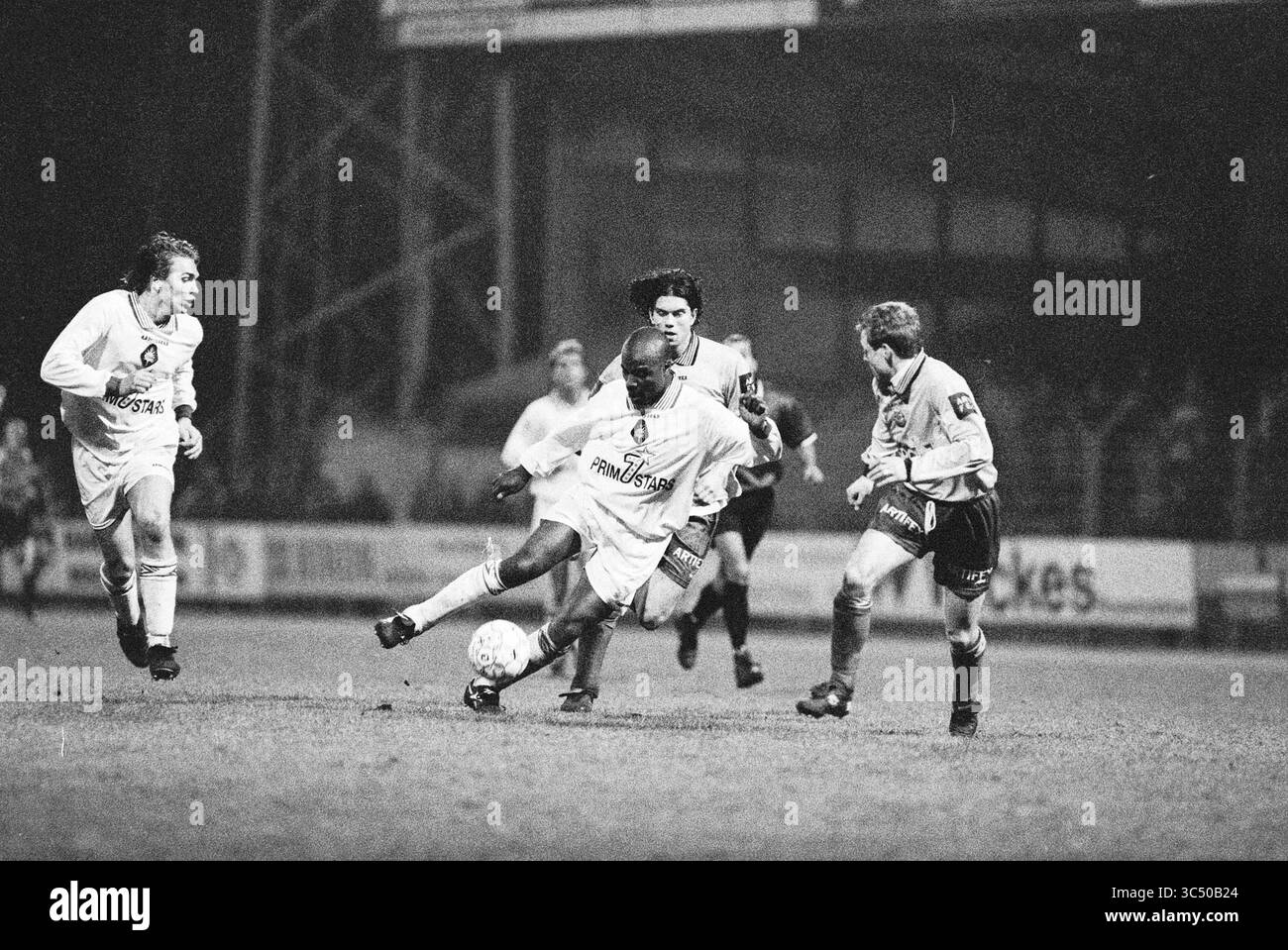 Telstar - RBC, 23-03-1998 Whizgle News, Dutch Desk, Paesi Bassi, 1950-2000 Un momento dinamico sul campo di calcio cattura un giocatore manovrando abilmente la palla in mezzo ai difensori, mostrando l'intensità e la competitività del gioco. Due compagni di squadra sono alla ricerca, mettendo in evidenza il lavoro di squadra e la strategia coinvolti nel gioco. Foto Stock