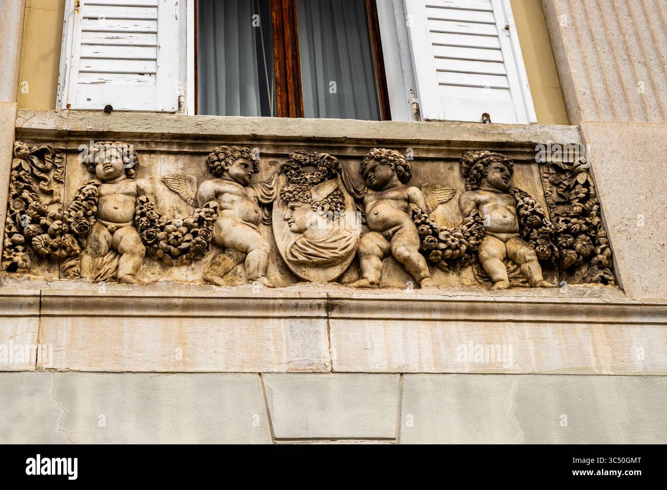 Rilievi scultorei di Casa Biasoletto-Homero a Trieste, Italia. Foto Stock