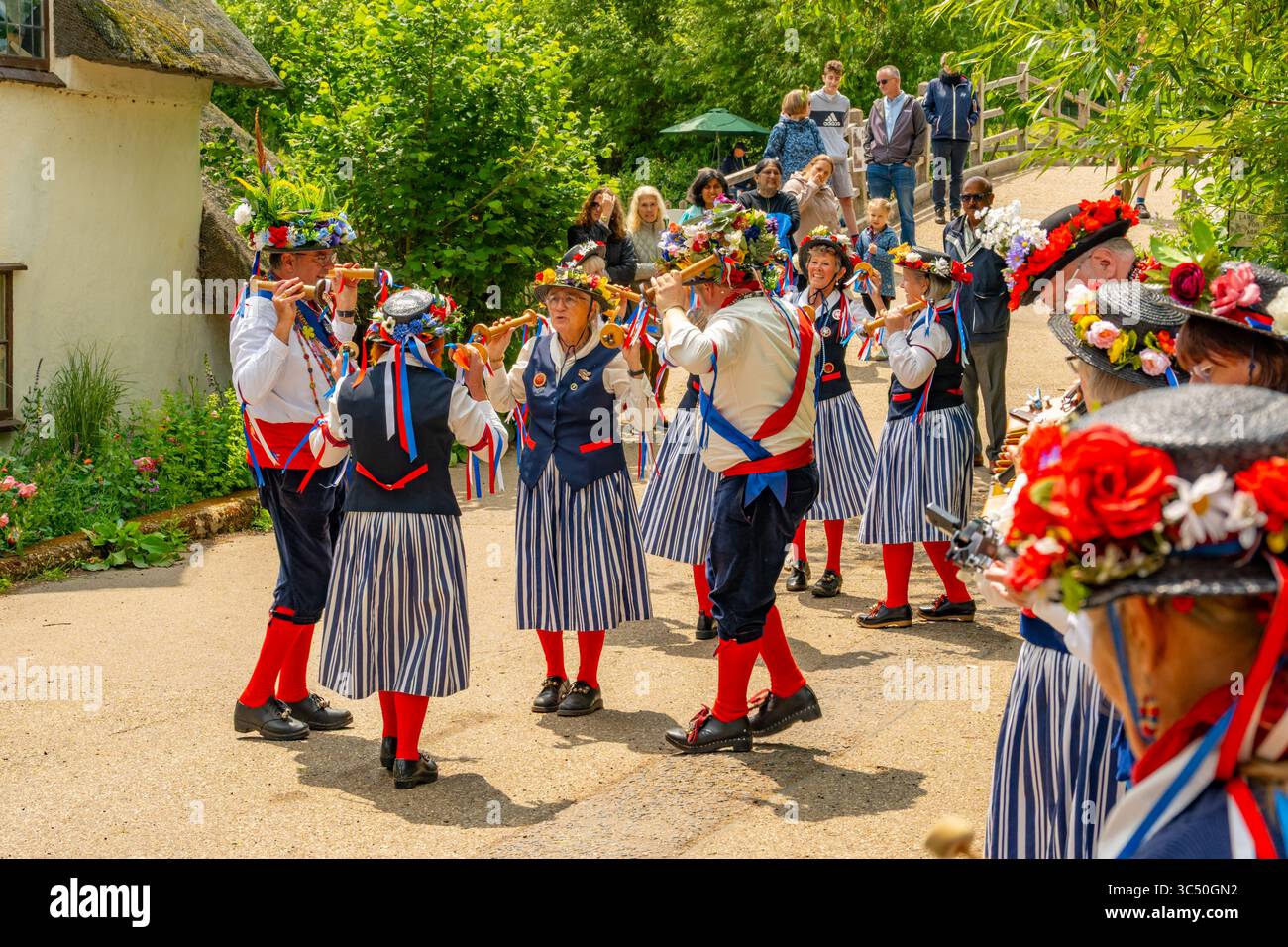 Ballerini Morris che si esibiscono al Flatford Mill nel paese di Constable vicino a East Bergholt, Suffolk Foto Stock