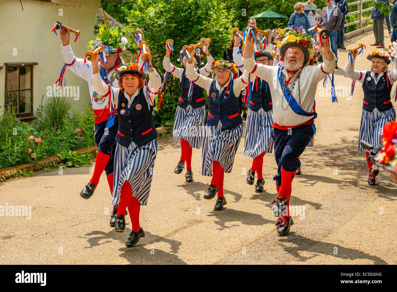 Ballerini Morris che si esibiscono al Flatford Mill nel paese di Constable vicino a East Bergholt, Suffolk Foto Stock